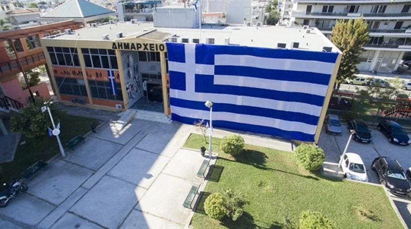 Η γαλανόλευκη σημαία «σκέπασε» το Δημαρχείο Ελληνικού – Αργυρούπολης (βίντεο)